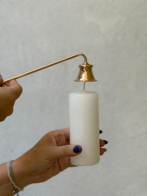 Apagavelas con acabados dorados